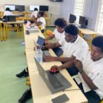 Étudiants du BTS CCT du Lycée Bertène Juminer en séance de travail en salle informatique.