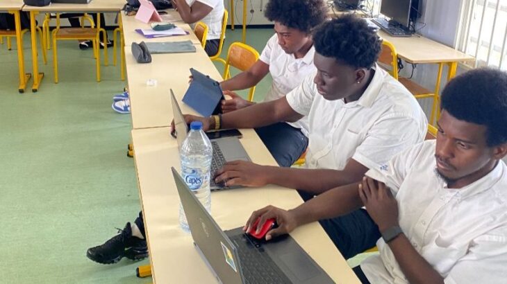 Étudiants du BTS CCT du Lycée Bertène Juminer en séance de travail en salle informatique.