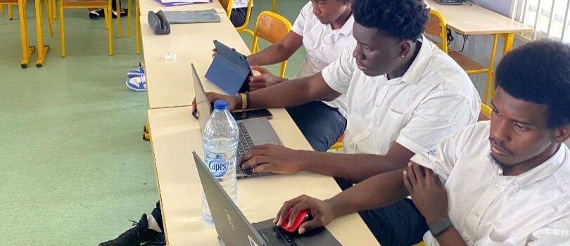 Étudiants du BTS CCT du Lycée Bertène Juminer en séance de travail en salle informatique.